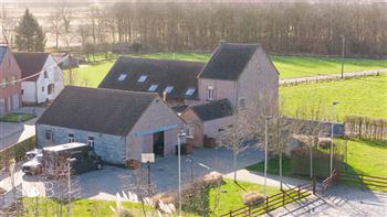 مزرعة ريفية جميلة بها إسطبلات خيول وساحة خارجية ومراعي في ويلبروك (بلجيكا | أنتويرب)